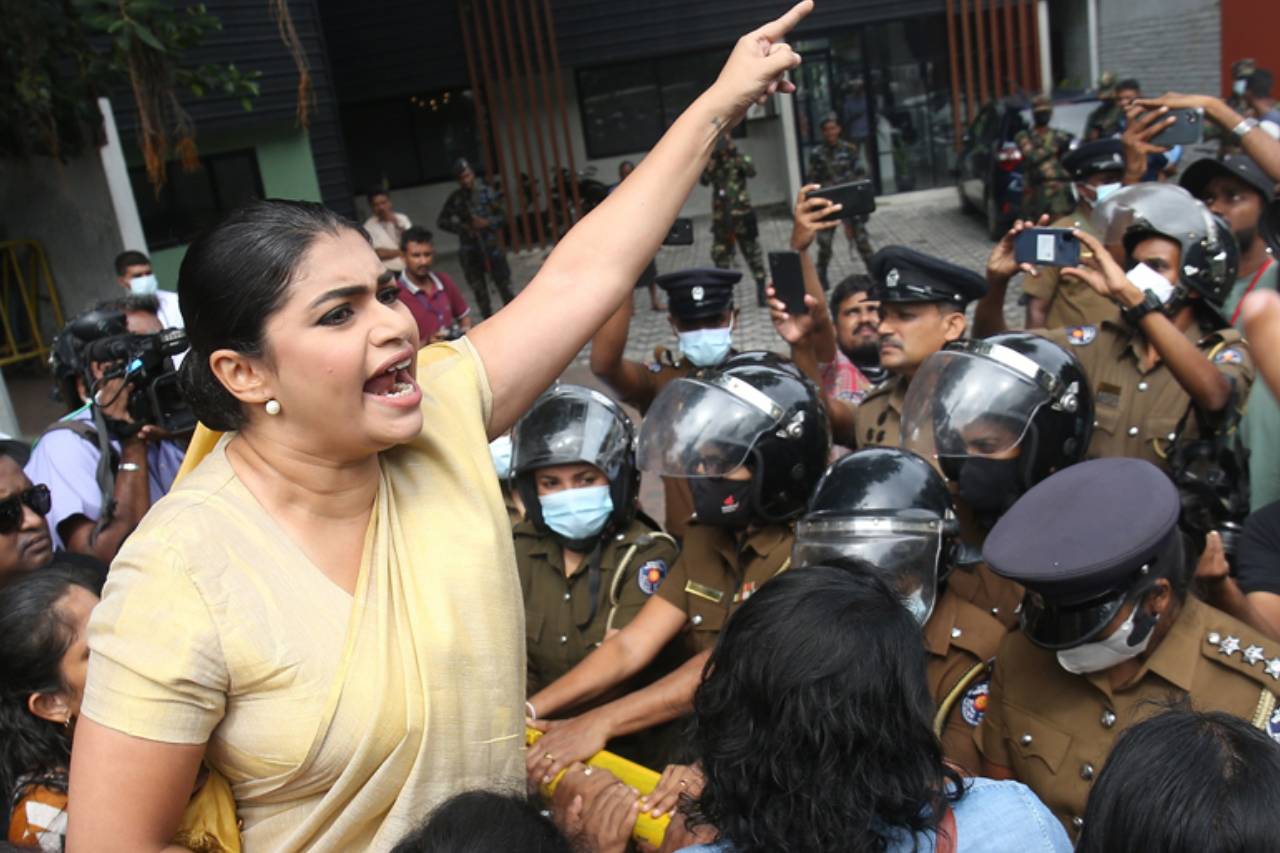 හිරුනිකාට ඇතුළු දෙදෙනෙක්ට වරෙන්තු