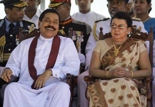 ශිරන්ති රාජපක්ෂ සිංගප්පූරුව බලා පිටත්ව යයි